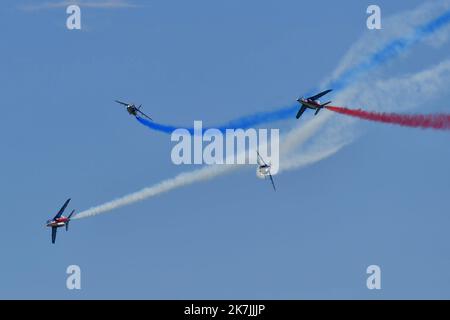 ©PHOTOPQR/PRESSE OCEAN/Photo Presse OcŽan-Nathalie Bourreau ; ; 03/07/2022 ; ©PHOTOPQR/NATHALIE BOURREAU/PRESSE OCEAN NANTES LE 3/07/22 Pornic Les Ailes Bleues, l'EvŽnement AŽronautique des Pays de la Loire revient pour une nouvelle fois ˆ Pornic . 6 ME venue de la Patrouille de France ˆ Pornic! - Die Patrouille acrobatique de France 'French acrobatic Patrol', auch bekannt als Patrouille de France (PAF), ist die Präzisionskunstflugdemonstration der französischen Luft- und Raumfahrtstreitkräfte, die 1953 offiziell in Betrieb genommen wurde. Stockfoto