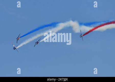 ©PHOTOPQR/PRESSE OCEAN/Photo Presse OcŽan-Nathalie Bourreau ; ; 03/07/2022 ; ©PHOTOPQR/NATHALIE BOURREAU/PRESSE OCEAN NANTES LE 3/07/22 Pornic Les Ailes Bleues, l'EvŽnement AŽronautique des Pays de la Loire revient pour une nouvelle fois ˆ Pornic . 6 ME venue de la Patrouille de France ˆ Pornic! - Die Patrouille acrobatique de France 'French acrobatic Patrol', auch bekannt als Patrouille de France (PAF), ist die Präzisionskunstflugdemonstration der französischen Luft- und Raumfahrtstreitkräfte, die 1953 offiziell in Betrieb genommen wurde. Stockfoto