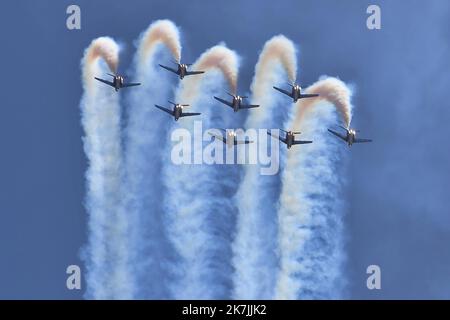 ©PHOTOPQR/PRESSE OCEAN/Photo Presse OcŽan-Nathalie Bourreau ; ; 03/07/2022 ; ©PHOTOPQR/NATHALIE BOURREAU/PRESSE OCEAN NANTES LE 3/07/22 Pornic Les Ailes Bleues, l'EvŽnement AŽronautique des Pays de la Loire revient pour une nouvelle fois ˆ Pornic . 6 ME venue de la Patrouille de France ˆ Pornic! - Die Patrouille acrobatique de France 'French acrobatic Patrol', auch bekannt als Patrouille de France (PAF), ist die Präzisionskunstflugdemonstration der französischen Luft- und Raumfahrtstreitkräfte, die 1953 offiziell in Betrieb genommen wurde. Stockfoto