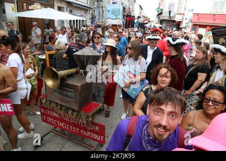 ©PHOTOPQR/LA PROVENCE/SOUILLARD Bruno ; Avignon ; 06/07/2022 ; Grande Parade d' ouverture du Festival off d'Avignon - Avignon , Frankreich , juli 6. 2022 Theater Festival Avignon off Parade Stockfoto