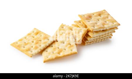 Cracker übereinander auf weißem Hintergrund platziert. Stockfoto