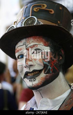 ©PHOTOPQR/LA PROVENCE/SOUILLARD Bruno ; Avignon ; 06/07/2022 ; Grande Parade d' ouverture du Festival off d'Avignon - Avignon , Frankreich , juli 6. 2022 Theater Festival Avignon off Parade Stockfoto