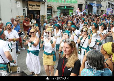 ©PHOTOPQR/LA PROVENCE/SOUILLARD Bruno ; Avignon ; 06/07/2022 ; Grande Parade d' ouverture du Festival off d'Avignon - Avignon , Frankreich , juli 6. 2022 Theater Festival Avignon off Parade Stockfoto