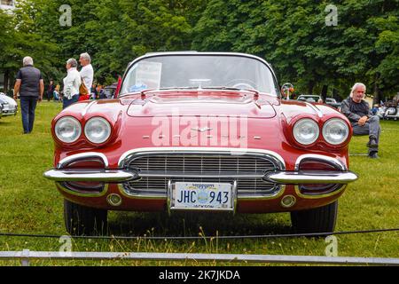 BADEN BADEN, DEUTSCHLAND - JULI 2019: Rot weißer CHEVROLET CORVETTE C1 CABRIO 1961 Cabrio Roadster, Oldtimer-Treffen im Kurpark. Stockfoto