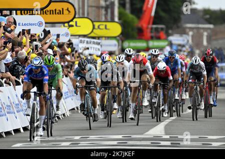 ©PHOTOPQR/L'EST REPUBLICAIN/ALEXANDRE MARCHI ; ARENBERG ; 06/07/2022 ; SPORT - CYCLISME - TOUR DE FRANCE 2022 - 109 EME EDITION - TDF - 5 EME ETAPE - LILLE - WALLER ARENBERG PORTE DU HENNEGAU - ARRIVEE. Arenberg 6 Juillet 2022. Eine Partie des coureurs cyclistes passent la ligne d'arrivée. FOTO Alexandre MARCHI. 109. Tour de France, Radrennen Stockfoto