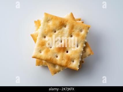 Cracker übereinander auf weißem Hintergrund platziert. Von oben gesehen. Stockfoto