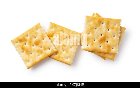 Cracker übereinander auf weißem Hintergrund platziert. Von oben gesehen. Stockfoto