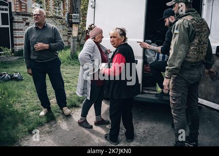 ©Nicolas Cleuet / Le Pictorium/MAXPPP - Kharkiv 11/05/2022 Nicolas Cleuet / Le Pictorium - 11/5/2022 - Ukraine / Kharkov / Kharkiv - Habitants de Tsyrkuny, apres deux mois d'Occupation, l'aide alimentaire apportee par des volontaires est le seule moyen d'avoir des medicaments et 11 05 2022. Debüt Mai, les forces ukrainiennes ont mene une contre offensive repoussant l'armee russe a vingt kilometre de la ville. Die Portage dans les Villages befreit. / 11/5/2022 - Ukraine / Charkow / Charkiw - Bewohner von Tsyrkuny, nach zwei Monaten der Besatzung, Nahrungsmittelhilfe von Freiwilligen zur Verfügung gestellt Stockfoto