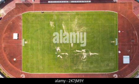 Luftfußballtrainingsplatz, Vogelaugenfußballspiel, Draufsicht auf ein Fußballfeld. Stockfoto