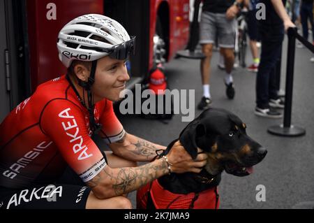 ©PHOTOPQR/L'EST REPUBLICAIN/ALEXANDRE MARCHI ; BINCHE ; 07/07/2022 ; SPORT - CYCLISME - TOUR DE FRANCE 2022 - 109 EME EDITION - TDF - 6 EME ETAPE - BINCHE - LONGWY - ABFAHRT. Binche (Belgique) 7 juillet 2022. Hugo HOFSTETTER et son chien. FOTO Alexandre MARCHI. - Die Ausgabe 109. des Radrennens der Tour de France findet vom 01. Bis 24. Juli 2022 statt - - Stockfoto