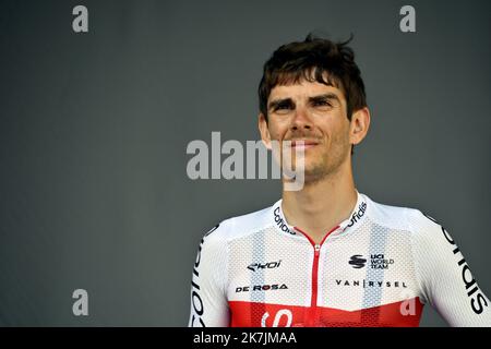 ©PHOTOPQR/L'EST REPUBLICAIN/ALEXANDRE MARCHI ; BINCHE ; 07/07/2022 ; SPORT - CYCLISME - TOUR DE FRANCE 2022 - 109 EME EDITION - TDF - 6 EME ETAPE - BINCHE - LONGWY - ABFAHRT. Binche (Belgique) 7 juillet 2022. Guillaume MARTIN. FOTO Alexandre MARCHI. - Die Ausgabe 109. des Radrennens der Tour de France findet vom 01. Bis 24. Juli 2022 statt - - Stockfoto