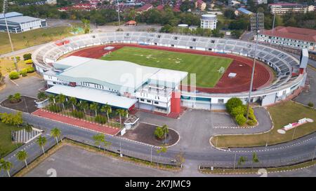 Luftfußballtrainingsplatz, Vogelaugenfußballspiel, Draufsicht auf ein Fußballfeld. Stockfoto