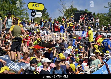 ©PHOTOPQR/L'EST REPUBLICAIN/ALEXANDRE MARCHI ; PLANCHER LES MINES ; 08/07/2022 ; SPORT - CYCLISME - TOUR DE FRANCE 2022 - 109 EME EDITION - TDF - 7 EME ETAPE - TOMBLAINE - LA SUPER PLANCHE DES BELLES FILLES - ARRIVEE. Plancher les Mines 8 juillet 2022. La foule dans les derniers mètres de la Super Planche des Belles Filles. FOTO Alexandre MARCHI. Die Ausgabe 109. des Radrennens der Tour de France findet vom 01. Bis 24. Juli 2022 statt Stockfoto