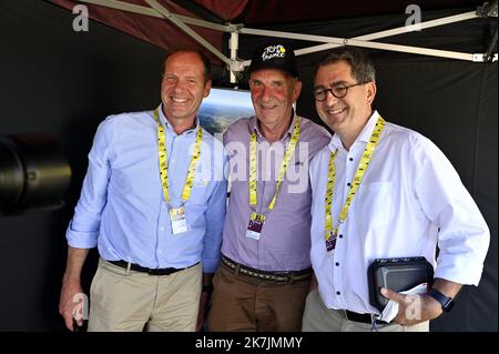 ©PHOTOPQR/L'EST REPUBLICAIN/ALEXANDRE MARCHI ; PLANCHER LES MINES ; 08/07/2022 ; SPORT - CYCLISME - TOUR DE FRANCE 2022 - 109 EME EDITION - TDF - 7 EME ETAPE - TOMBLAINE - LA SUPER PLANCHE DES BELLES FILLES - ARRIVEE. Plancher les Mines 8 juillet 2022. Christian PRUDHOMME, Direktion du Tour de France, Yves KRATTINGER, Président du Conseil Départemental de la Haute-Saône, et Jean ROTTNER, Président de la Régin Grand Est, sur la ligne d'arrivée PHOTO Alexandre MARCHI. Die Ausgabe 109. des Radrennens der Tour de France findet vom 01. Bis 24. Juli 2022 statt Stockfoto