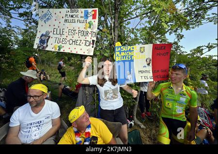 ©PHOTOPQR/L'EST REPUBLICAIN/ALEXANDRE MARCHI ; PLANCHER LES MINES ; 08/07/2022 ; SPORT - CYCLISME - TOUR DE FRANCE 2022 - 109 EME EDITION - TDF - 7 EME ETAPE - TOMBLAINE - LA SUPER PLANCHE DES BELLES FILLES - ARRIVEE. Plancher les Mines 8 juillet 2022. Des Supporters de Thibaut PINOT dans les derniers mètres de la Super Planche des Belles Filles. FOTO Alexandre MARCHI. Die Ausgabe 109. des Radrennens der Tour de France findet vom 01. Bis 24. Juli 2022 statt Stockfoto