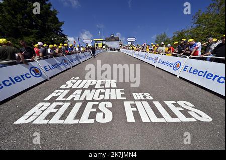 ©PHOTOPQR/L'EST REPUBLICAIN/ALEXANDRE MARCHI ; PLANCHER LES MINES ; 08/07/2022 ; SPORT - CYCLISME - TOUR DE FRANCE 2022 - 109 EME EDITION - TDF - 7 EME ETAPE - TOMBLAINE - LA SUPER PLANCHE DES BELLES FILLES - ARRIVEE. Plancher les Mines 8 juillet 2022. La ligne d'arrivée de la Super Planche des Belles Filles. FOTO Alexandre MARCHI. Die Ausgabe 109. des Radrennens der Tour de France findet vom 01. Bis 24. Juli 2022 statt Stockfoto