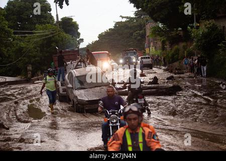 Maracay, Aragua, Venezuela. 17. Oktober 2022. 17. Oktober 2022. Regenfälle verursachen Überschwemmungen und Erdrutsche, im Sektor der Kastanie sind mehrere Todesfälle bekannt, in der Stadt Maracay, Aragua Staat. Foto: Juan Carlos Hernandez (Bild: © Juan Carlos Hernandez/ZUMA Press Wire) Stockfoto
