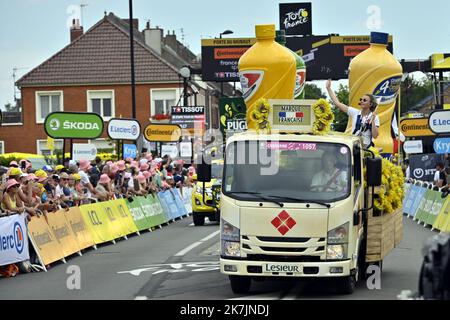 ©PHOTOPQR/L'EST REPUBLICAIN/ALEXANDRE MARCHI ; ARENBERG ; 06/07/2022 ; SPORT - CYCLISME - TOUR DE FRANCE 2022 - 109 EME EDITION - TDF - 5 EME ETAPE - LILLE - WALLER ARENBERG PORTE DU HENNEGAU - ARRIVEE. Arenberg 6 Juillet 2022. La caravane publicaire de l'huile LESIEUR. FOTO Alexandre MARCHI. - Die Ausgabe 109. des Radrennens der Tour de France findet vom 01. Bis 24. Juli 2022 statt - - Stockfoto