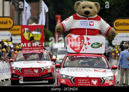 ©PHOTOPQR/L'EST REPUBLICAIN/ALEXANDRE MARCHI ; ARENBERG ; 06/07/2022 ; SPORT - CYCLISME - TOUR DE FRANCE 2022 - 109 EME EDITION - TDF - 5 EME ETAPE - LILLE - WALLER ARENBERG PORTE DU HENNEGAU - ARRIVEE. Arenberg 6 Juillet 2022. La caravane publicaire de l'Association Mécénat Chirurgie Cardiaque. FOTO Alexandre MARCHI. - Die Ausgabe 109. des Radrennens der Tour de France findet vom 01. Bis 24. Juli 2022 statt - - Stockfoto