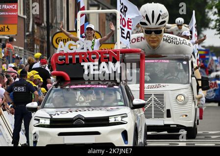 ©PHOTOPQR/L'EST REPUBLICAIN/ALEXANDRE MARCHI ; ARENBERG ; 06/07/2022 ; SPORT - CYCLISME - TOUR DE FRANCE 2022 - 109 EME EDITION - TDF - 5 EME ETAPE - LILLE - WALLER ARENBERG PORTE DU HENNEGAU - ARRIVEE. Arenberg 6 Juillet 2022. La Caravane publicaire d'AG2R Citroën Team. FOTO Alexandre MARCHI. - Die Ausgabe 109. des Radrennens der Tour de France findet vom 01. Bis 24. Juli 2022 statt - - Stockfoto