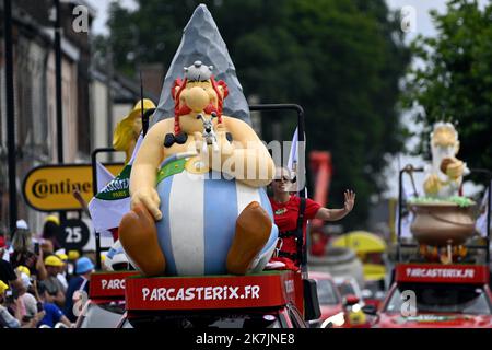 ©PHOTOPQR/L'EST REPUBLICAIN/ALEXANDRE MARCHI ; ARENBERG ; 06/07/2022 ; SPORT - CYCLISME - TOUR DE FRANCE 2022 - 109 EME EDITION - TDF - 5 EME ETAPE - LILLE - WALLER ARENBERG PORTE DU HENNEGAU - ARRIVEE. Arenberg 6 Juillet 2022. La caravane publicaire du Parc Astérix avec Obélix. FOTO Alexandre MARCHI. - Die Ausgabe 109. des Radrennens der Tour de France findet vom 01. Bis 24. Juli 2022 statt - - Stockfoto