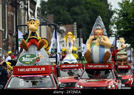 ©PHOTOPQR/L'EST REPUBLICAIN/ALEXANDRE MARCHI ; ARENBERG ; 06/07/2022 ; SPORT - CYCLISME - TOUR DE FRANCE 2022 - 109 EME EDITION - TDF - 5 EME ETAPE - LILLE - WALLER ARENBERG PORTE DU HENNEGAU - ARRIVEE. Arenberg 6 Juillet 2022. La caravane publicaire du Parc Astérix. FOTO Alexandre MARCHI. - Die Ausgabe 109. des Radrennens der Tour de France findet vom 01. Bis 24. Juli 2022 statt - - Stockfoto