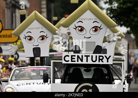 ©PHOTOPQR/L'EST REPUBLICAIN/ALEXANDRE MARCHI ; ARENBERG ; 06/07/2022 ; SPORT - CYCLISME - TOUR DE FRANCE 2022 - 109 EME EDITION - TDF - 5 EME ETAPE - LILLE - WALLER ARENBERG PORTE DU HENNEGAU - ARRIVEE. Arenberg 6 Juillet 2022. La caravane publicaire de Century 21 (agence immobilière). FOTO Alexandre MARCHI. - Die Ausgabe 109. des Radrennens der Tour de France findet vom 01. Bis 24. Juli 2022 statt - - Stockfoto