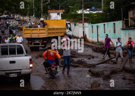 Maracay, Aragua, Venezuela. 17. Oktober 2022. 17. Oktober 2022. Regenfälle verursachen Überschwemmungen und Erdrutsche, im Sektor der Kastanie sind mehrere Todesfälle bekannt, in der Stadt Maracay, Aragua Staat. Foto: Juan Carlos Hernandez (Bild: © Juan Carlos Hernandez/ZUMA Press Wire) Stockfoto