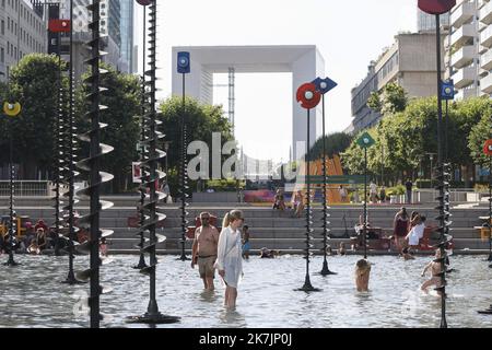 ©PHOTOPQR/LE PARISIEN/olivier corsan ; La-Defense ; 13/07/2022 ; La Défense, 92 Frankreich, le 13 Juillet 2022. Danle bassin Takis au bout de l'Esplanade de la Défense des Franciliens se raffraichissent alors qu les températures sont très élevées que la France connait un épisode de canicule. Foto : LP / Olivier Corsan Hitzewelle in Paris am 13. Juli 2022 Stockfoto