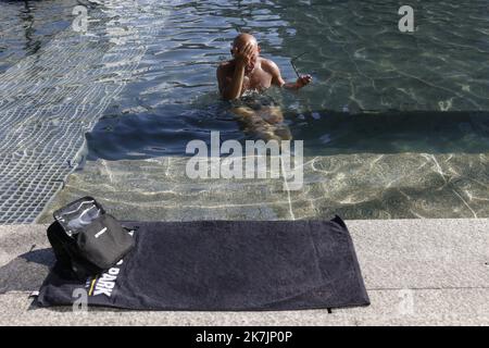 ©PHOTOPQR/LE PARISIEN/olivier corsan ; La-Defense ; 13/07/2022 ; La Défense, 92 Frankreich, le 13 Juillet 2022. Danle bassin Takis au bout de l'Esplanade de la Défense des Franciliens, comme Stéphane (sur la photo) se raffraichissent alors qu les températures sont très élevées que la France connait un épisode de canicule. Foto : LP / Olivier Corsan Hitzewelle in Paris am 13. Juli 2022 Stockfoto