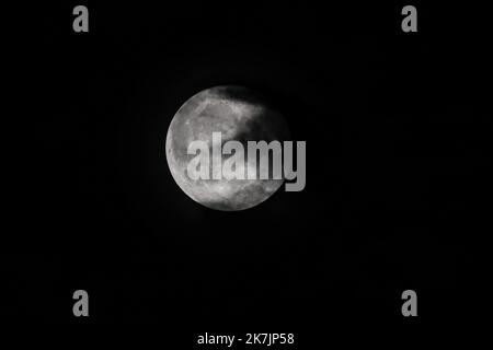 ©PHOTOPQR/LE PARISIEN/olivier corsan ; Paris ; 13/07/2022 ; Paris, Frankreich, le 13 Juillet 2022. Super lune sur Paris : c’est une pleine lune un peu particulière, plus grosse et plus brillante que d’ordinaire. Car le Satellite se trouvera à son périgée, c’est-à-dire au plus proche de la Terre : il sera à 357 264 km de notre planète. Foto : LP / Olivier Corsan Super Moon in Paris Stockfoto