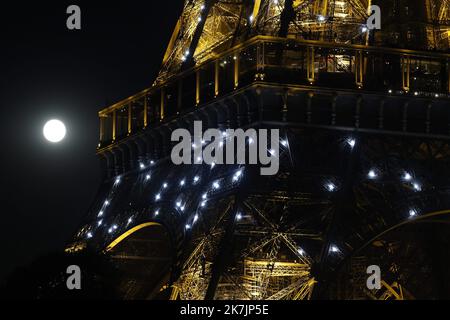 ©PHOTOPQR/LE PARISIEN/olivier corsan ; Paris ; 13/07/2022 ; Paris, Frankreich, le 13 Juillet 2022. Super lune sur Paris : c’est une pleine lune un peu particulière, plus grosse et plus brillante que d’ordinaire. Car le Satellite se trouvera à son périgée, c’est-à-dire au plus proche de la Terre : il sera à 357 264 km de notre planète, ici dans l'ax de la Tour Eiffel. Foto : LP / Olivier Corsan Super Moon in Paris Stockfoto