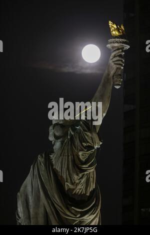 ©PHOTOPQR/LE PARISIEN/olivier corsan ; Paris ; 13/07/2022 ; Paris, Frankreich, le 13 Juillet 2022. Super lune sur Paris : c’est une pleine lune un peu particulière, plus grosse et plus brillante que d’ordinaire. Car le Satellite se trouvera à son périgée, c’est-à-dire au plus proche de la Terre : il sera à 357 264 km de notre planète, ici dans l'ax de la Statue de la Liberté parisienne. Foto : LP / Olivier Corsan Super Moon in Paris Stockfoto