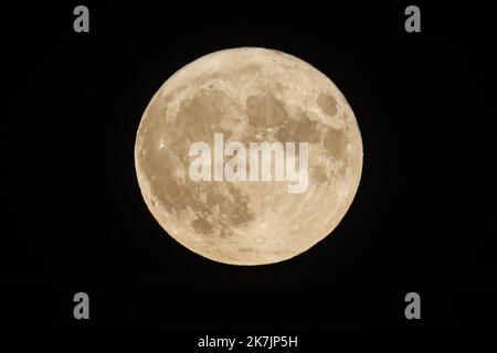 ©PHOTOPQR/LE PARISIEN/olivier corsan ; Paris ; 13/07/2022 ; Paris, Frankreich, le 13 Juillet 2022. Super lune sur Paris : c’est une pleine lune un peu particulière, plus grosse et plus brillante que d’ordinaire. Car le Satellite se trouvera à son périgée, c’est-à-dire au plus proche de la Terre : il sera à 357 264 km de notre planète. Foto : LP / Olivier Corsan Super Moon in Paris Stockfoto