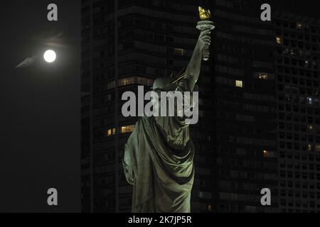 ©PHOTOPQR/LE PARISIEN/olivier corsan ; Paris ; 13/07/2022 ; Paris, Frankreich, le 13 Juillet 2022. Super lune sur Paris : c’est une pleine lune un peu particulière, plus grosse et plus brillante que d’ordinaire. Car le Satellite se trouvera à son périgée, c’est-à-dire au plus proche de la Terre : il sera à 357 264 km de notre planète, ici dans l'ax de la Statue de la Liberté parisienne. Foto : LP / Olivier Corsan Super Moon in Paris Stockfoto