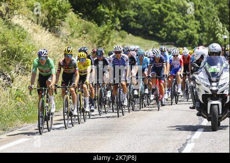 DAVID PINTENS/BELGA/MAXPPP - der Belgier Wout Van Aert von Jumbo-Visma und der Däne Jonas Vingegaard von Jumbo-Visma wurden am Donnerstag, dem 14. Juli 2022, während der zwölften Etappe des Radrennens der Tour de France, einem Rennen von 166km von Briancon nach Alpe d'Huez, Frankreich, in Aktion gezeigt. Die diesjährige Tour de France findet vom 01. Bis 24. Juli 2022 statt. BELGA FOTO DAVID PINTENS - UK OUT Stockfoto