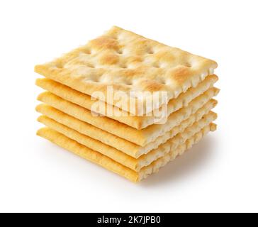 Cracker übereinander auf weißem Hintergrund platziert. Stockfoto