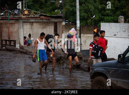 Maracay, Aragua, Venezuela. 17. Oktober 2022. 17. Oktober 2022. Regenfälle verursachen Überschwemmungen und Erdrutsche, im Sektor der Kastanie sind mehrere Todesfälle bekannt, in der Stadt Maracay, Aragua Staat. Foto: Juan Carlos Hernandez (Bild: © Juan Carlos Hernandez/ZUMA Press Wire) Stockfoto
