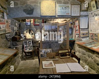 Albaret-Sainte-Marie: Das Museum befindet sich im alten restaurierten Brotbackofen des Dorfes und überschreitet nicht mehr als 20 mÂ², es ist im Guinness-Buch der Rekorde als das kleinste Museum der Welt aufgeführt... In diesem kleinen Raum, der von einem Bewohner des Dorfes geschaffen wurde, wird die Geschichte der Region und des Dorfes anhand von Zeitungsausschnitten, Karten, Zeichnungen, Werkzeugen usw. erzählt. . Ein fröhlicher Basar, der regelmäßig von den Bewohnern von Albaret-Sainte-Marie aktualisiert wird! Der Eintritt in das Museum ist frei, die Tür bleibt den ganzen Tag geöffnet... Stockfoto