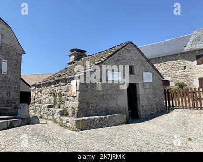 Albaret-Sainte-Marie: Das Museum befindet sich im alten restaurierten Brotbackofen des Dorfes und überschreitet nicht mehr als 20 mÂ², es ist im Guinness-Buch der Rekorde als das kleinste Museum der Welt aufgeführt... In diesem kleinen Raum, der von einem Bewohner des Dorfes geschaffen wurde, wird die Geschichte der Region und des Dorfes anhand von Zeitungsausschnitten, Karten, Zeichnungen, Werkzeugen usw. erzählt. . Ein fröhlicher Basar, der regelmäßig von den Bewohnern von Albaret-Sainte-Marie aktualisiert wird! Der Eintritt in das Museum ist frei, die Tür bleibt den ganzen Tag geöffnet... Stockfoto