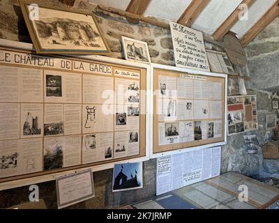 Albaret-Sainte-Marie: Das Museum befindet sich im alten restaurierten Brotbackofen des Dorfes und überschreitet nicht mehr als 20 mÂ², es ist im Guinness-Buch der Rekorde als das kleinste Museum der Welt aufgeführt... In diesem kleinen Raum, der von einem Bewohner des Dorfes geschaffen wurde, wird die Geschichte der Region und des Dorfes anhand von Zeitungsausschnitten, Karten, Zeichnungen, Werkzeugen usw. erzählt. . Ein fröhlicher Basar, der regelmäßig von den Bewohnern von Albaret-Sainte-Marie aktualisiert wird! Der Eintritt in das Museum ist frei, die Tür bleibt den ganzen Tag geöffnet... Stockfoto