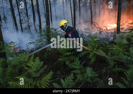 ©PHOTOPQR/LE PARISIEN/olivier corsan ; Villandraut ; 16/07/2022 ; Landiras, 33, Frankreich, le 16 juillet 2022. Les sapeurs pompiers luttent contre l'incendie qui dévaste la Gironde Foto : LP / Olivier Corsan am 17. Juli 2022 wüten die Waldbrände im Südwesten Frankreichs Stockfoto