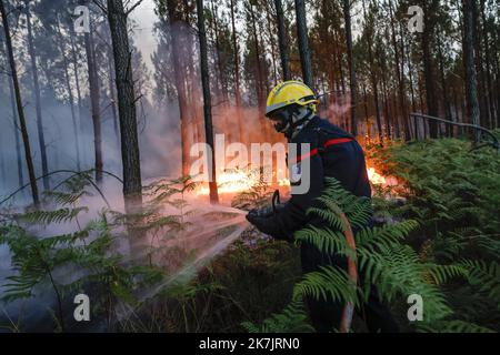 ©PHOTOPQR/LE PARISIEN/olivier corsan ; Villandraut ; 16/07/2022 ; Landiras, 33, Frankreich, le 16 juillet 2022. Les sapeurs pompiers luttent contre l'incendie qui dévaste la Gironde Foto : LP / Olivier Corsan am 17. Juli 2022 wüten die Waldbrände im Südwesten Frankreichs Stockfoto