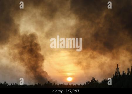 ©PHOTOPQR/LE PARISIEN/olivier corsan ; Villandraut ; 16/07/2022 ; Landiras, 33, Frankreich, le 16 juillet 2022. Les sapeurs pompiers luttent contre l'incendie qui dévaste la Gironde Foto : LP / Olivier Corsan am 17. Juli 2022 wüten die Waldbrände im Südwesten Frankreichs Stockfoto