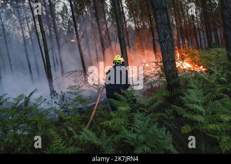 ©PHOTOPQR/LE PARISIEN/olivier corsan ; Villandraut ; 16/07/2022 ; Landiras, 33, Frankreich, le 16 juillet 2022. Les sapeurs pompiers luttent contre l'incendie qui dévaste la Gironde Foto : LP / Olivier Corsan am 17. Juli 2022 wüten die Waldbrände im Südwesten Frankreichs Stockfoto