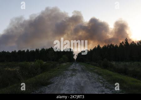 ©PHOTOPQR/LE PARISIEN/olivier corsan ; Villandraut ; 16/07/2022 ; Landiras, 33, Frankreich, le 16 juillet 2022. Les sapeurs pompiers luttent contre l'incendie qui dévaste la Gironde Foto : LP / Olivier Corsan - Feuer in Gironde, Südfrankreich 17. Juli 2022 Stockfoto