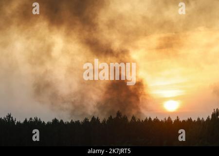 ©PHOTOPQR/LE PARISIEN/olivier corsan ; Villandraut ; 16/07/2022 ; Landiras, 33, Frankreich, le 16 juillet 2022. Les sapeurs pompiers luttent contre l'incendie qui dévaste la Gironde Foto : LP / Olivier Corsan - Feuer in Gironde, Südfrankreich 17. Juli 2022 Stockfoto