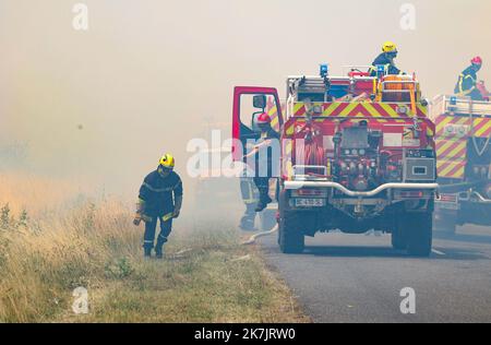 â©PHOTOPQR/Sud OUEST/Claude Petit ; bordeaux ; 18/07/2022 ; Brandstifter feux de forÃªt sud gironde le 18 juillet 2O22 le long de la D15 entre Louchats et Saint Symphorien Feuer in Gironde , südlich von Frankreich Juli 18 , 2022 Stockfoto