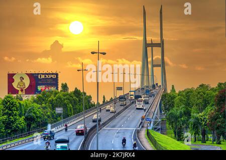 Meine Thuan Brücke, Vinh Long Stadt, Vietnam, Sonnenuntergang Himmel. Vinh lange Brücke ist berühmte Brücke in mekong Delta, Vietnam Stockfoto