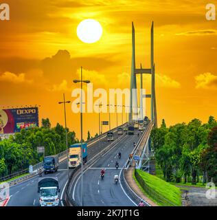 Meine Thuan Brücke, Vinh Long Stadt, Vietnam, Sonnenuntergang Himmel. Vinh lange Brücke ist berühmte Brücke in mekong Delta, Vietnam Stockfoto